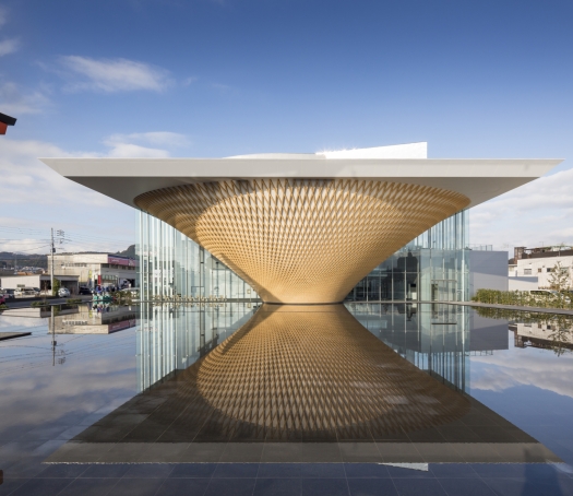 Shigeru Ban. Architecture and Social Contributions